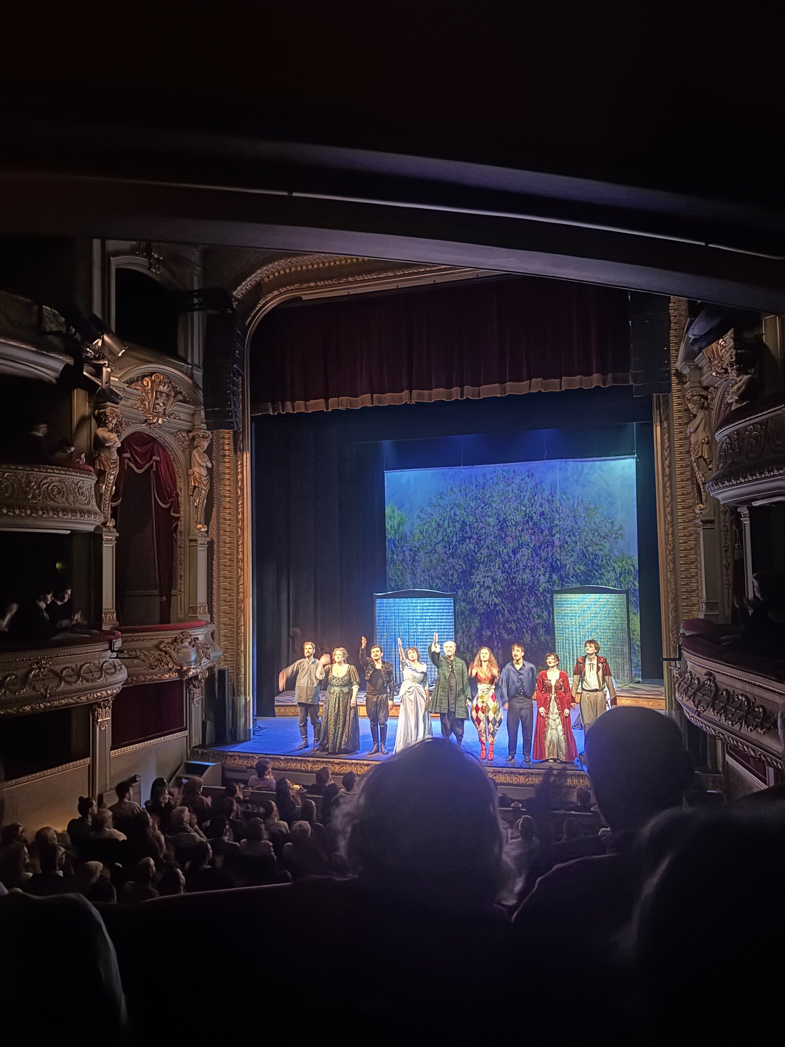 Le salut final des comédiens du Mariage de Figaro sur scène